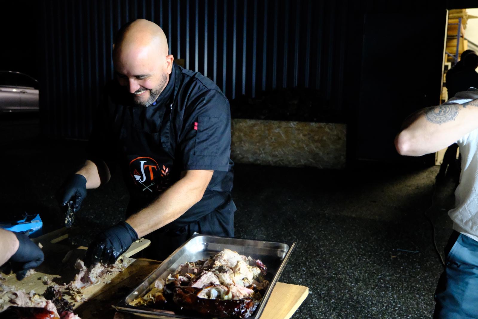 Cuisson au brasero pendant un événement JT Traiteur